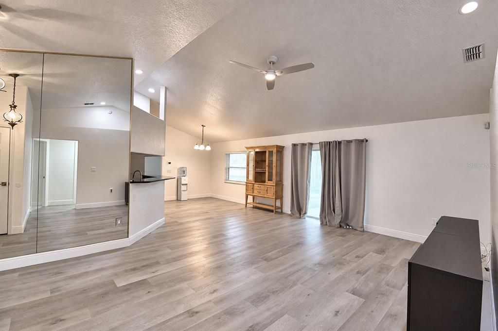 For Sale: $327,000 (3 beds, 2 baths, 1427 Square Feet)