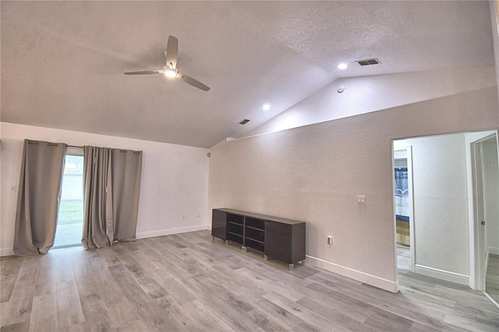 For Sale: $327,000 (3 beds, 2 baths, 1427 Square Feet)