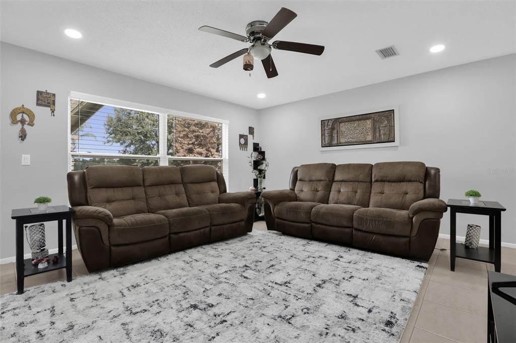 For Sale: $375,000 (3 beds, 2 baths, 1288 Square Feet)