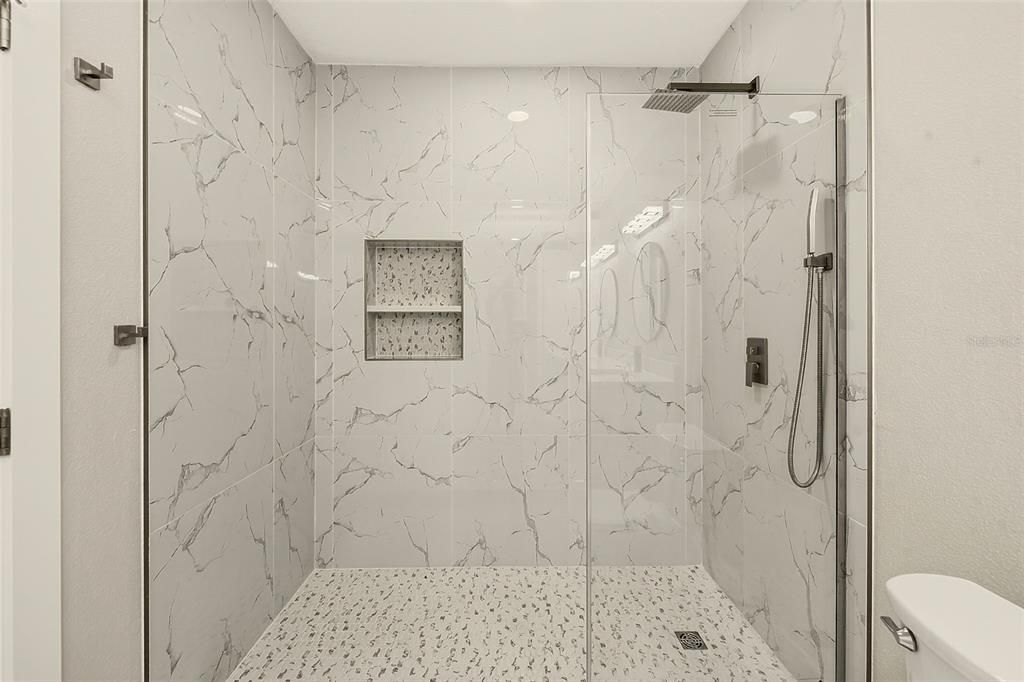 En Venta: $1,100,000 (6 camas, 3 baños, 3680 Pies cuadrados)