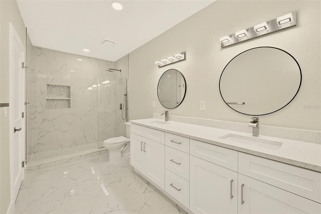 En Venta: $1,100,000 (6 camas, 3 baños, 3680 Pies cuadrados)