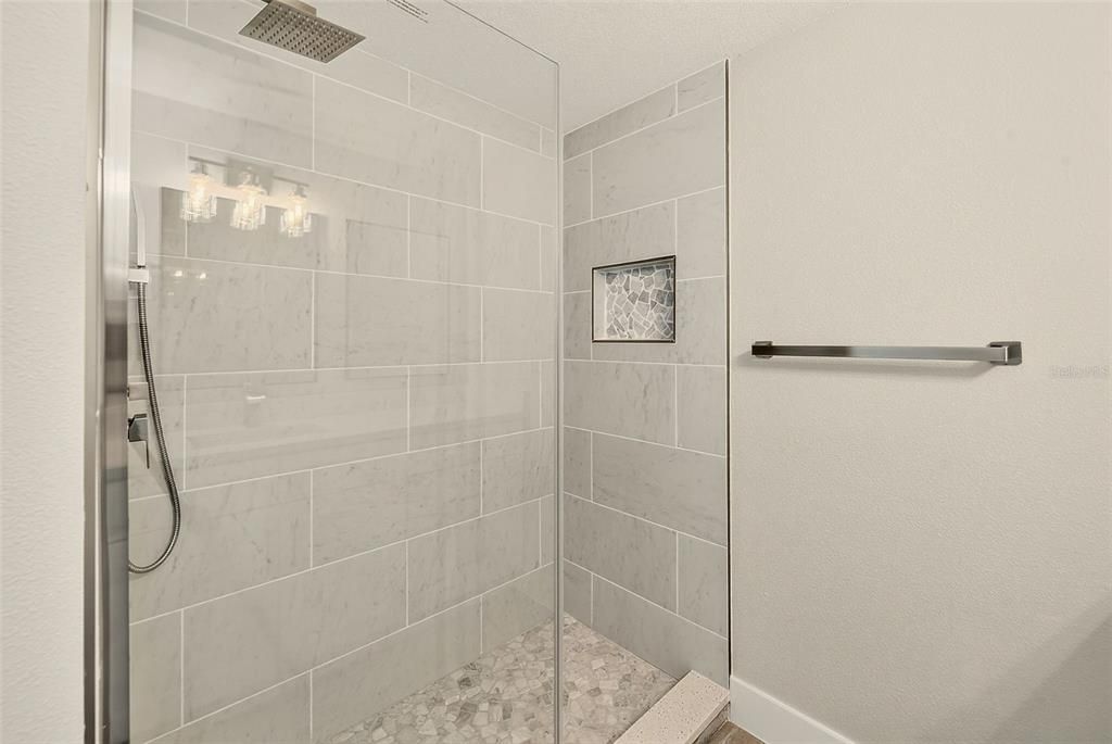 En Venta: $1,100,000 (6 camas, 3 baños, 3680 Pies cuadrados)