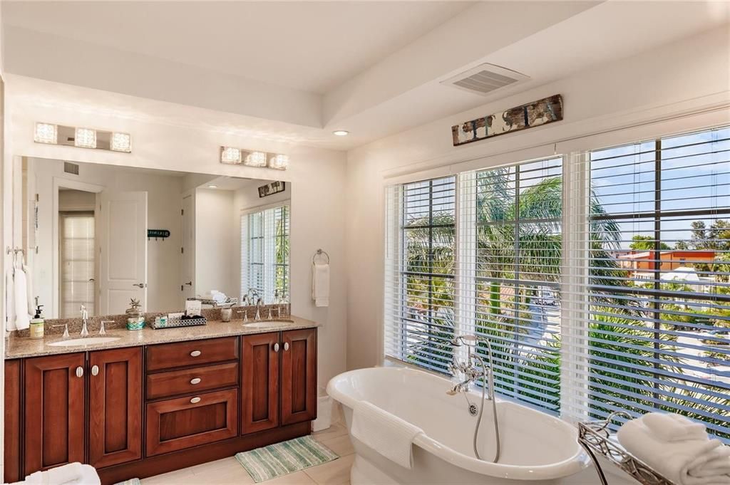 For Sale: $2,495,000 (4 beds, 3 baths, 3236 Square Feet)