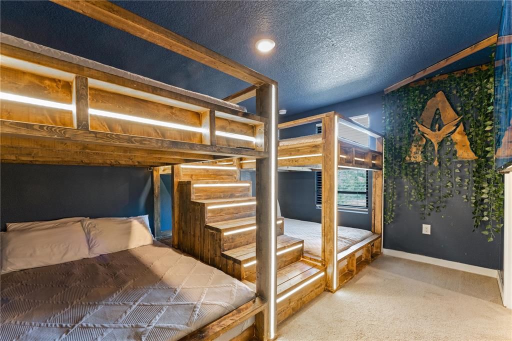 For Sale: $369,000 (3 beds, 3 baths, 1365 Square Feet)