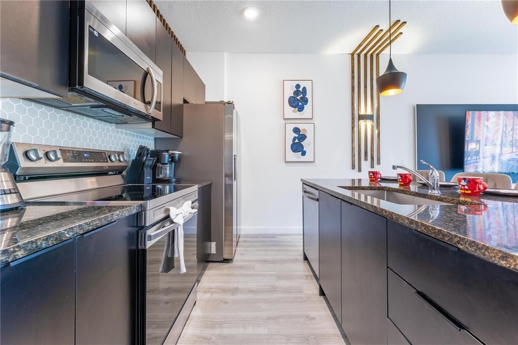 For Sale: $369,000 (3 beds, 3 baths, 1365 Square Feet)