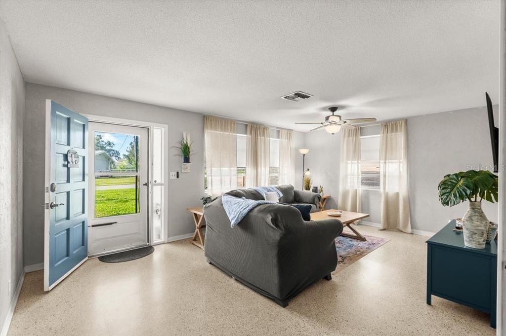 Activo con contrato: $239,900 (2 camas, 1 baños, 1022 Pies cuadrados)