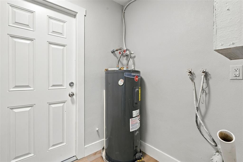 待售: $255,000 (3 贝兹, 1 浴室, 1050 平方英尺)