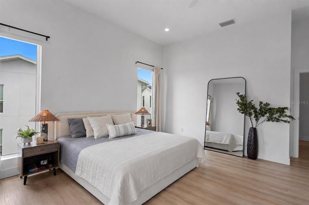 En Venta: $664,990 (3 camas, 2 baños, 2415 Pies cuadrados)