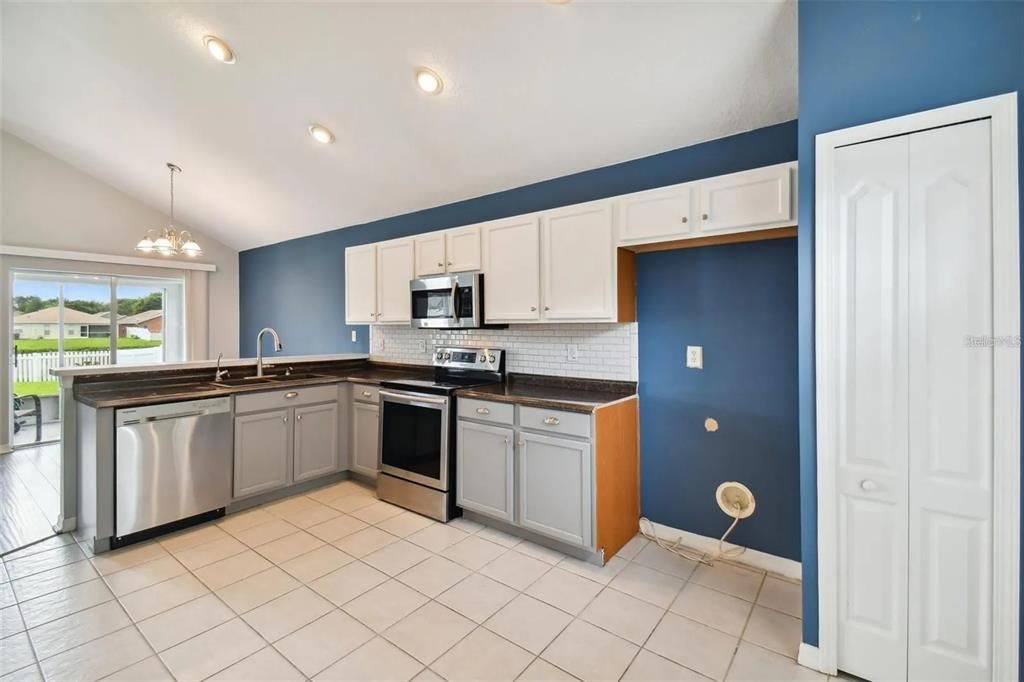 For Rent: $2,300 (3 beds, 2 baths, 1808 Square Feet)