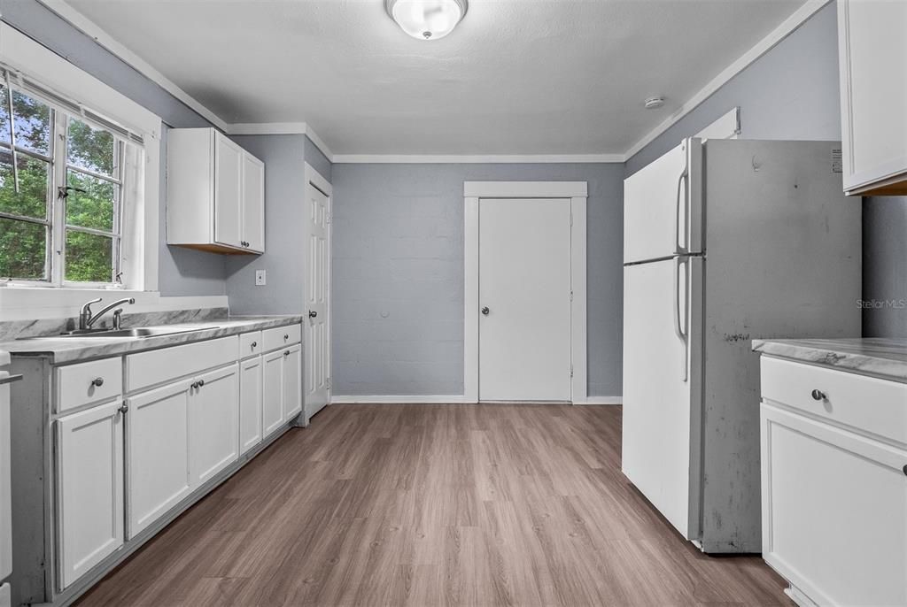 Activo con contrato: $250,000 (4 camas, 2 baños, 1368 Pies cuadrados)