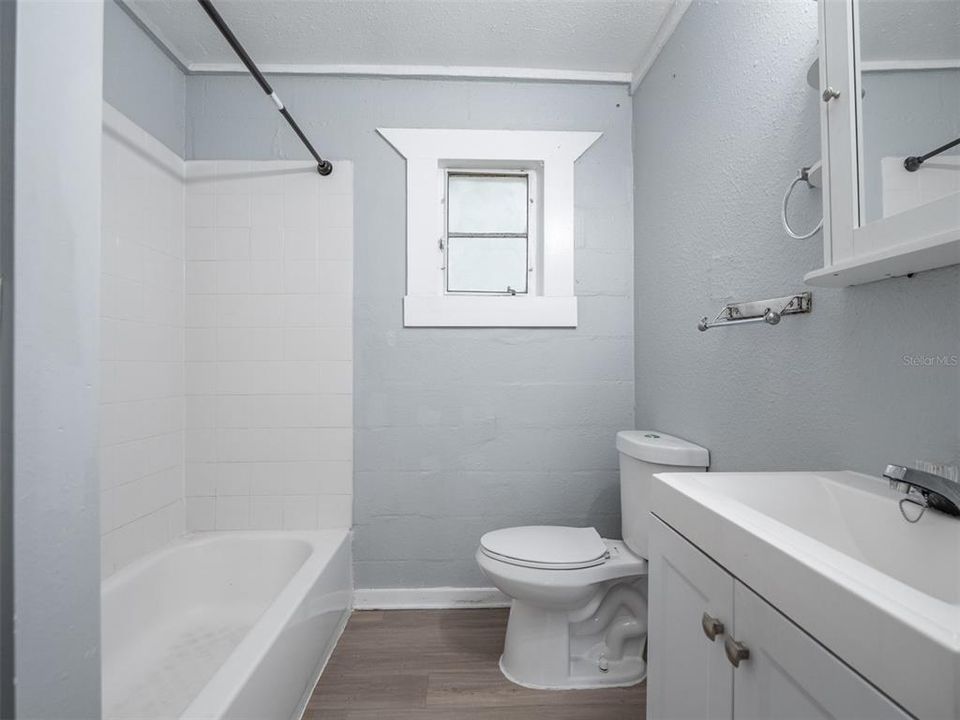 Activo con contrato: $250,000 (4 camas, 2 baños, 1368 Pies cuadrados)