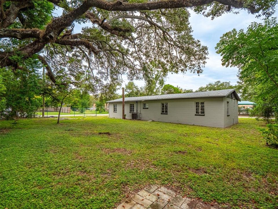 Activo con contrato: $250,000 (4 camas, 2 baños, 1368 Pies cuadrados)