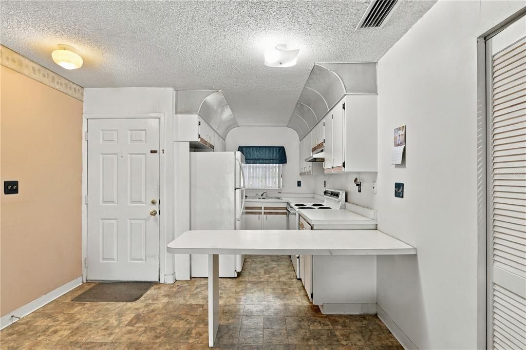 For Sale: $99,900 (1 beds, 1 baths, 706 Square Feet)