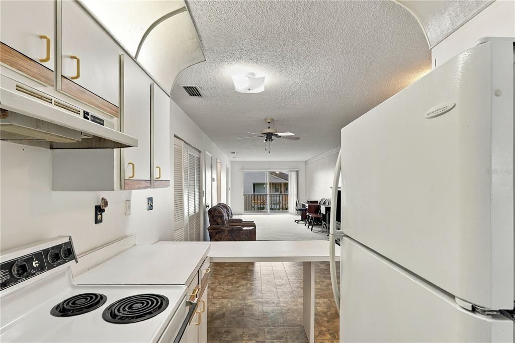 For Sale: $99,900 (1 beds, 1 baths, 706 Square Feet)