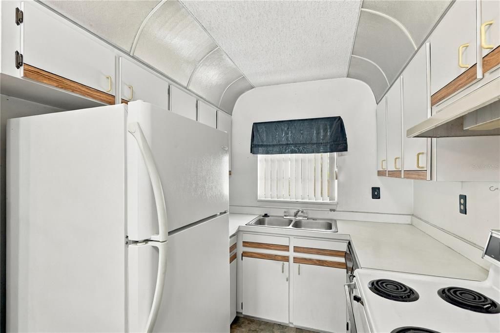 For Sale: $99,900 (1 beds, 1 baths, 706 Square Feet)