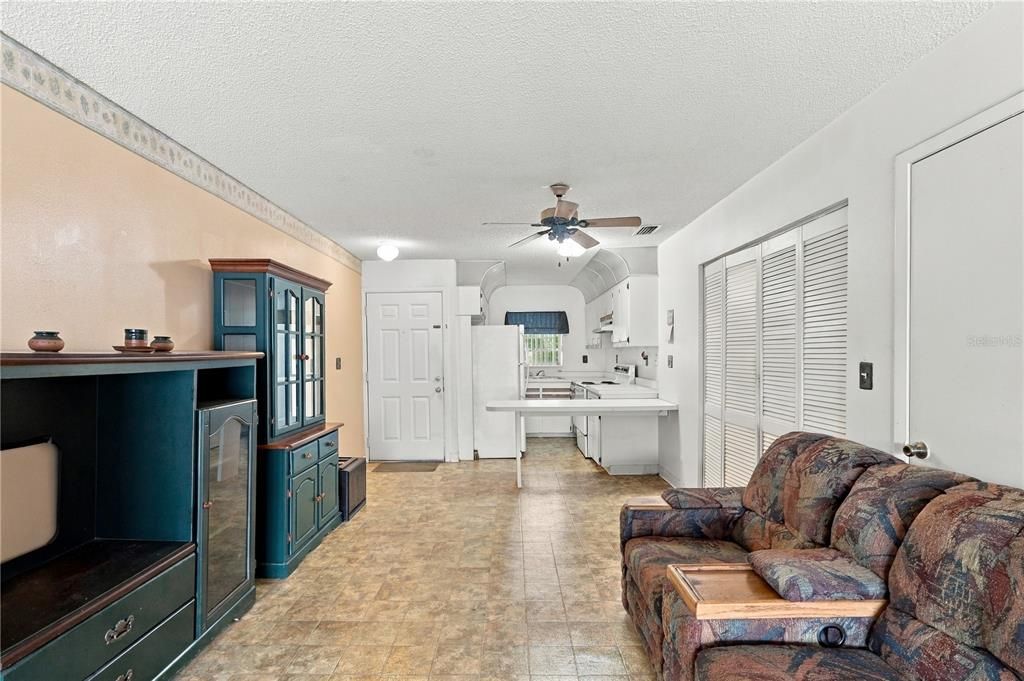 For Sale: $99,900 (1 beds, 1 baths, 706 Square Feet)