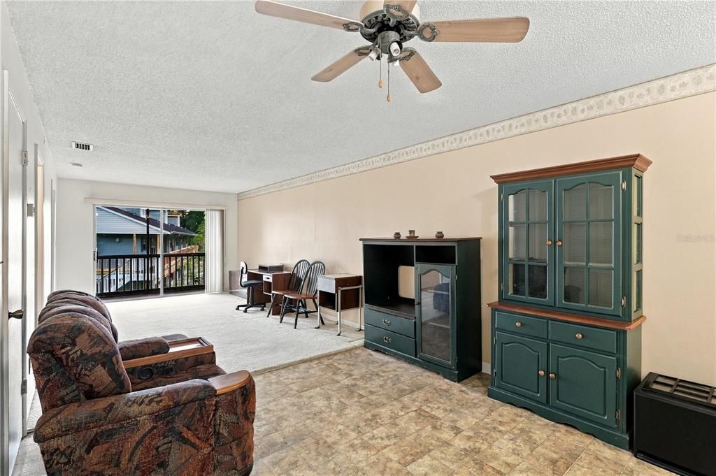 For Sale: $99,900 (1 beds, 1 baths, 706 Square Feet)