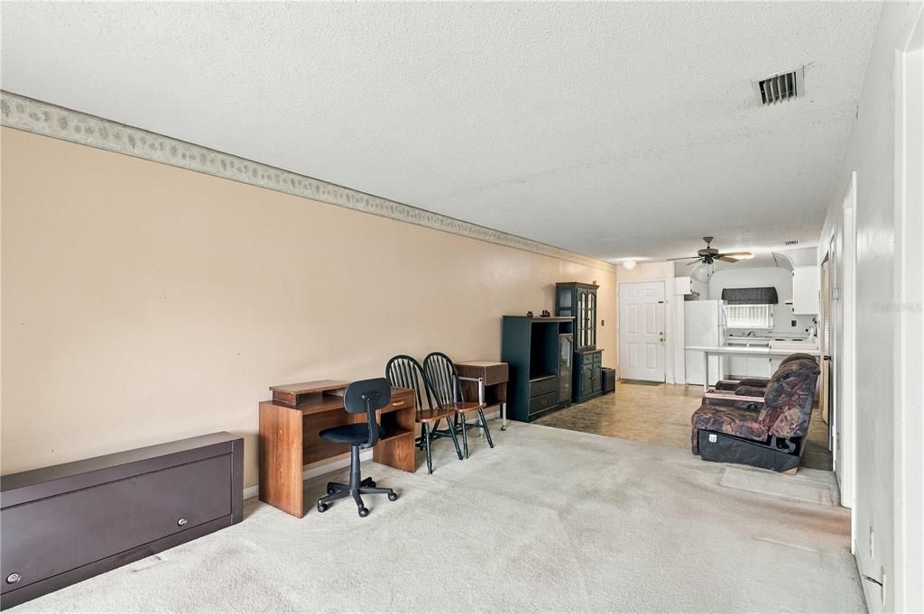 For Sale: $99,900 (1 beds, 1 baths, 706 Square Feet)