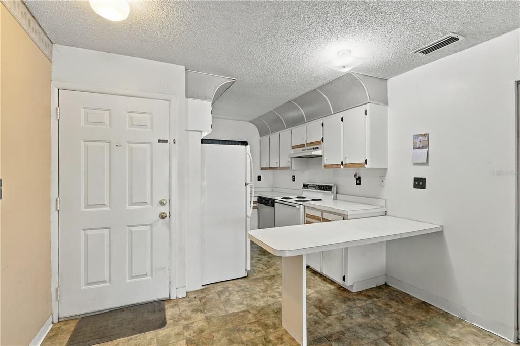 For Sale: $99,900 (1 beds, 1 baths, 706 Square Feet)