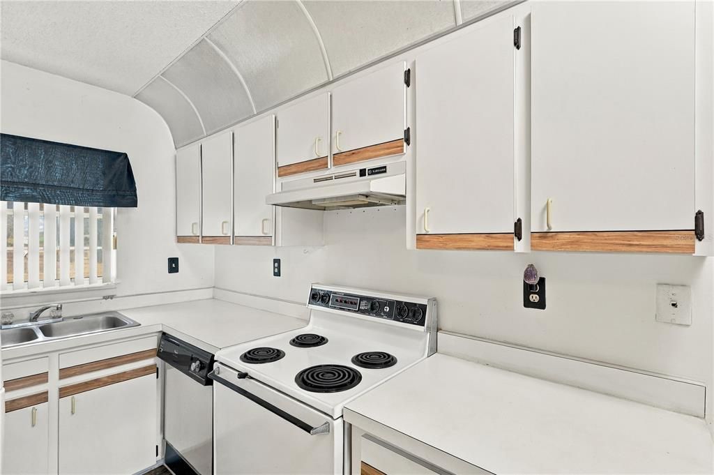 For Sale: $99,900 (1 beds, 1 baths, 706 Square Feet)