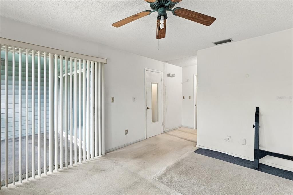 For Sale: $99,900 (1 beds, 1 baths, 706 Square Feet)