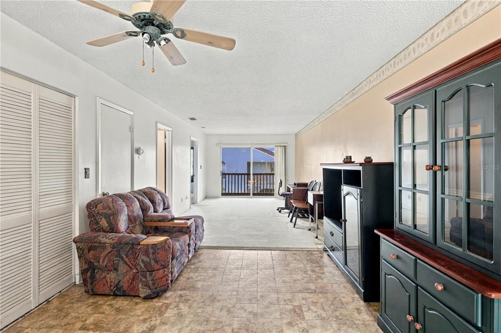 For Sale: $99,900 (1 beds, 1 baths, 706 Square Feet)