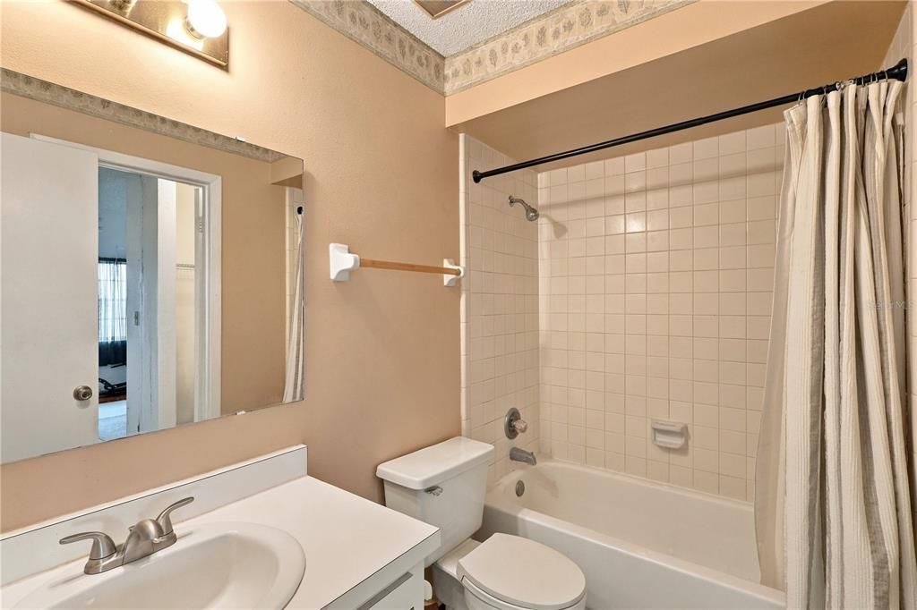 For Sale: $99,900 (1 beds, 1 baths, 706 Square Feet)