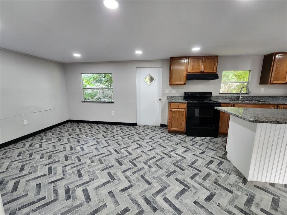 For Rent: $1,600 (3 beds, 2 baths, 1368 Square Feet)