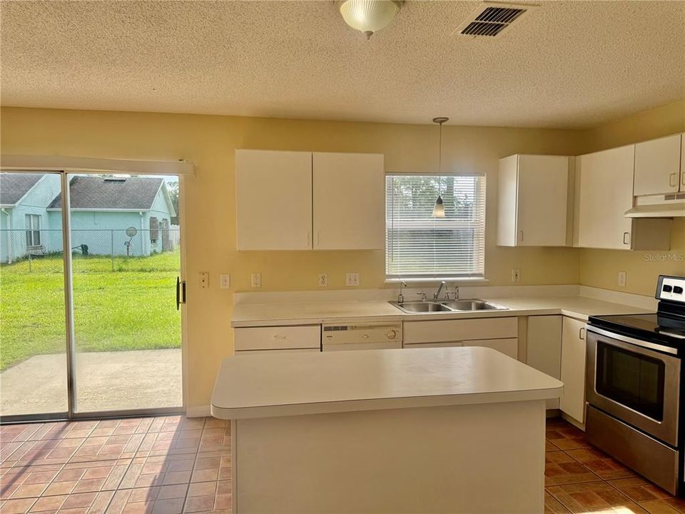 For Rent: $2,100 (4 beds, 2 baths, 2215 Square Feet)