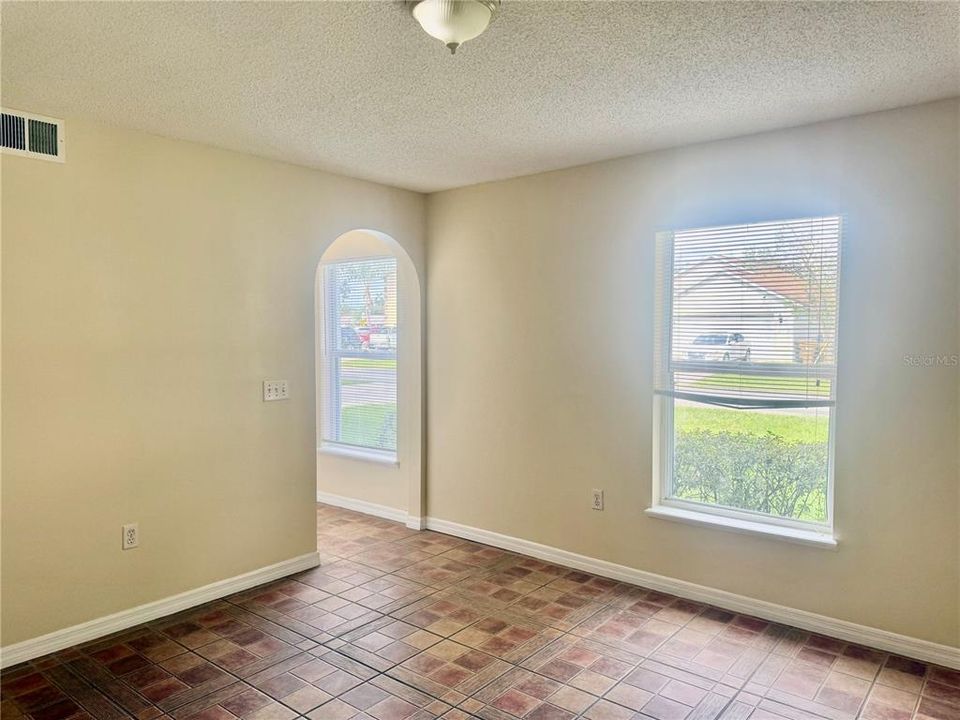For Rent: $2,100 (4 beds, 2 baths, 2215 Square Feet)