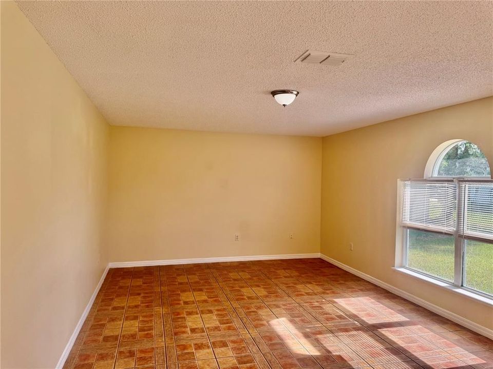 For Rent: $2,100 (4 beds, 2 baths, 2215 Square Feet)