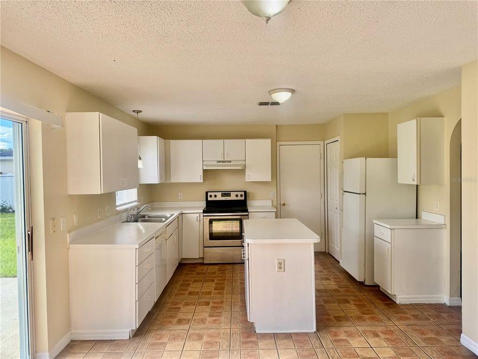 For Rent: $2,100 (4 beds, 2 baths, 2215 Square Feet)