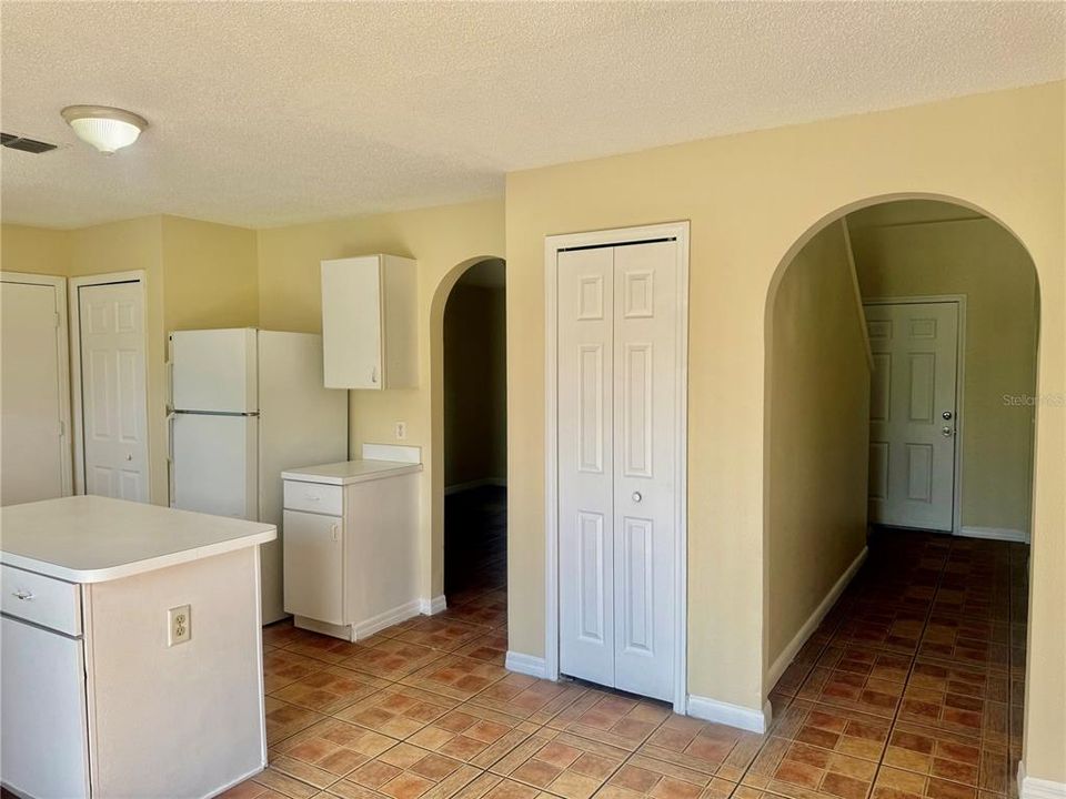 For Rent: $2,100 (4 beds, 2 baths, 2215 Square Feet)