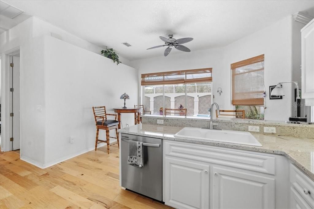 En Venta: $570,000 (3 camas, 3 baños, 2103 Pies cuadrados)