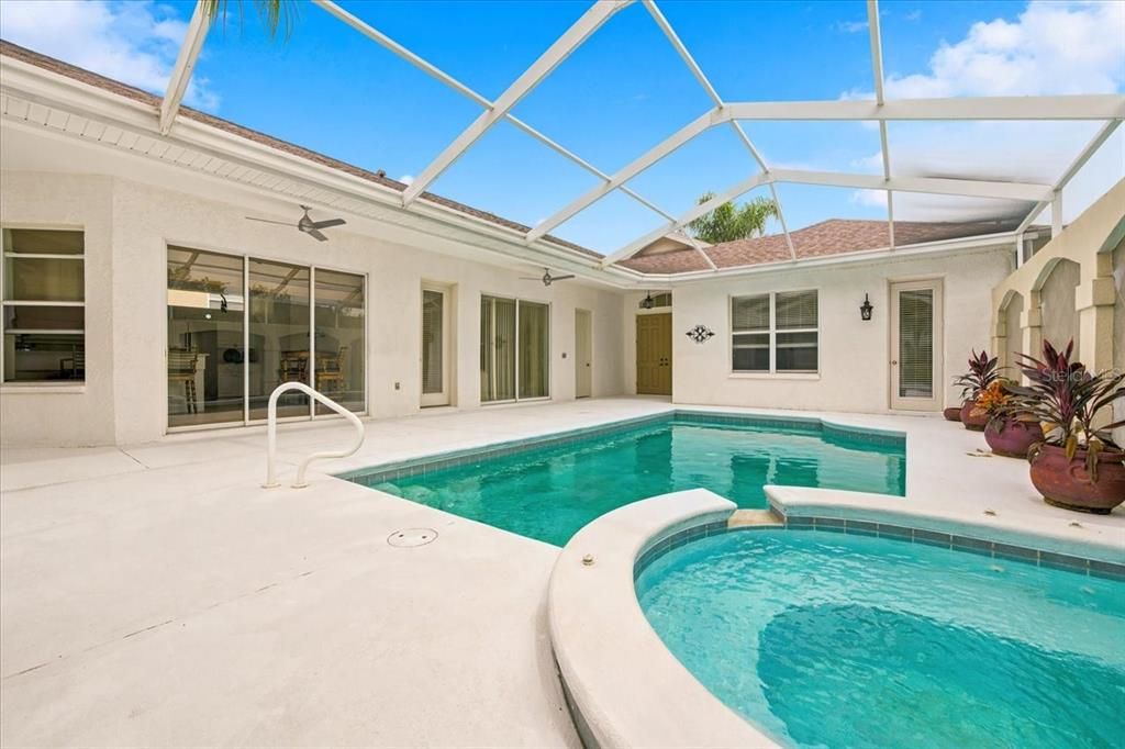 En Venta: $570,000 (3 camas, 3 baños, 2103 Pies cuadrados)