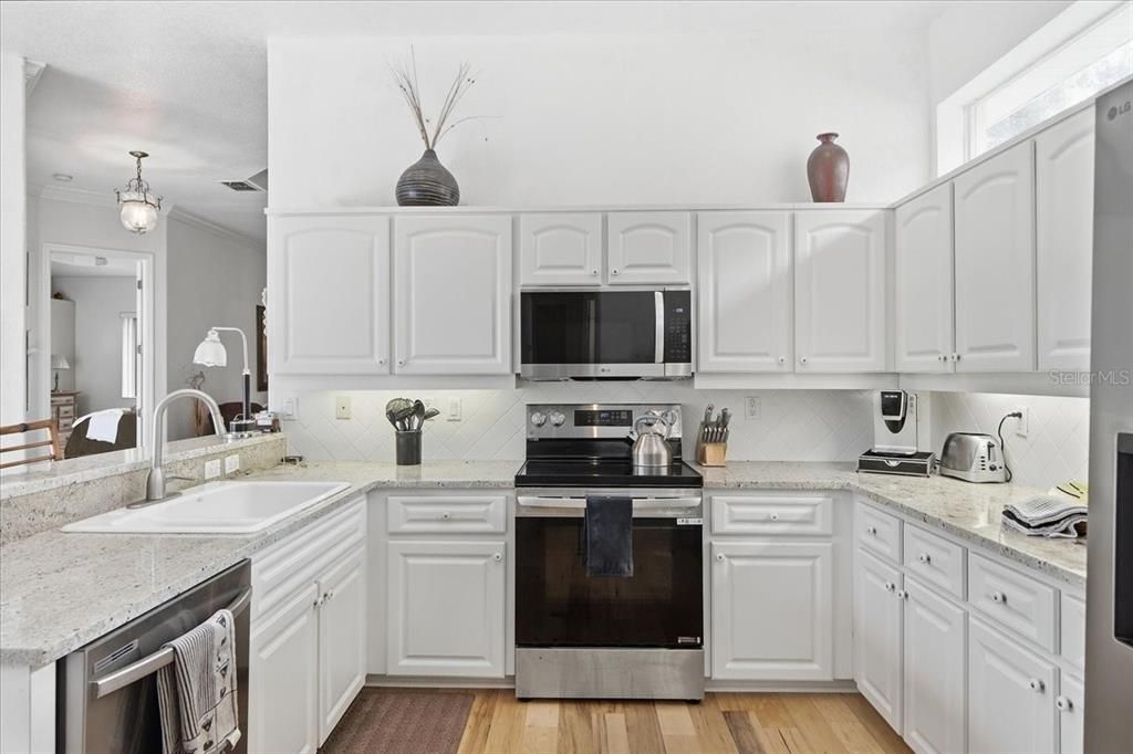 En Venta: $570,000 (3 camas, 3 baños, 2103 Pies cuadrados)