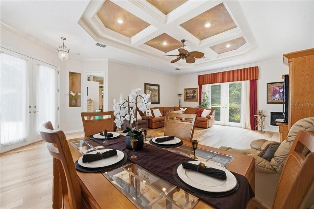 En Venta: $570,000 (3 camas, 3 baños, 2103 Pies cuadrados)
