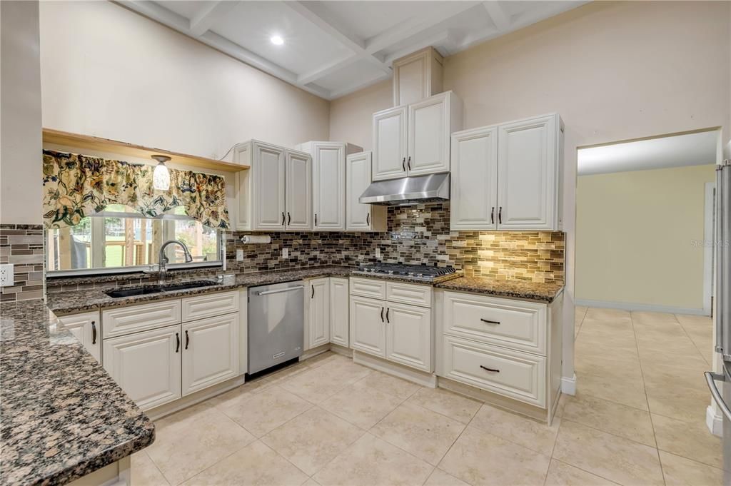 Activo con contrato: $385,000 (3 camas, 2 baños, 1833 Pies cuadrados)