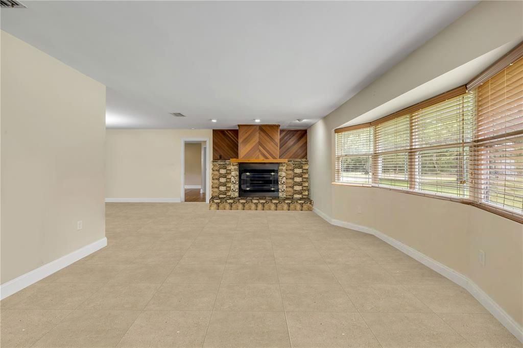 Activo con contrato: $385,000 (3 camas, 2 baños, 1833 Pies cuadrados)