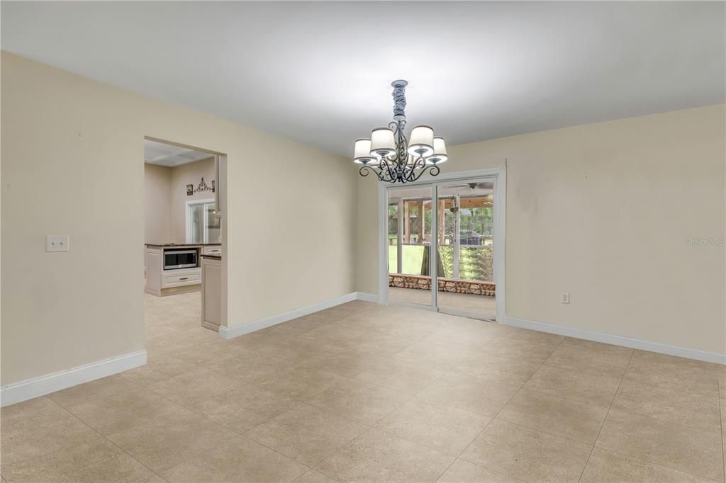 Activo con contrato: $385,000 (3 camas, 2 baños, 1833 Pies cuadrados)