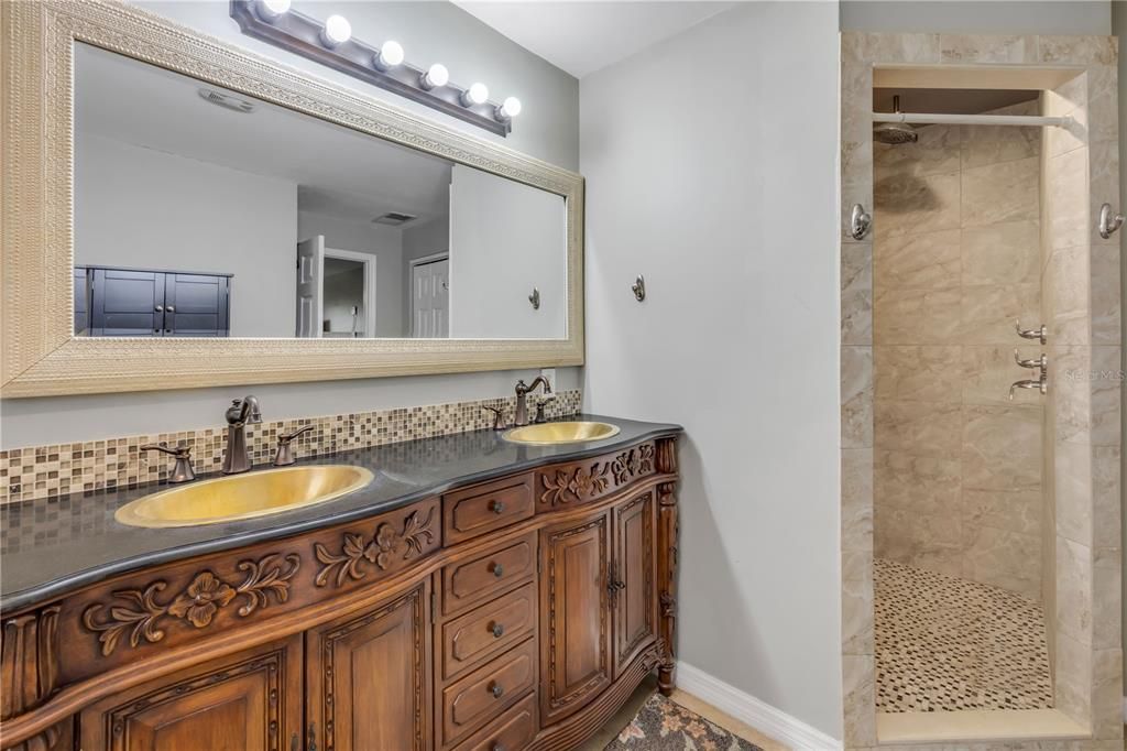 Activo con contrato: $385,000 (3 camas, 2 baños, 1833 Pies cuadrados)