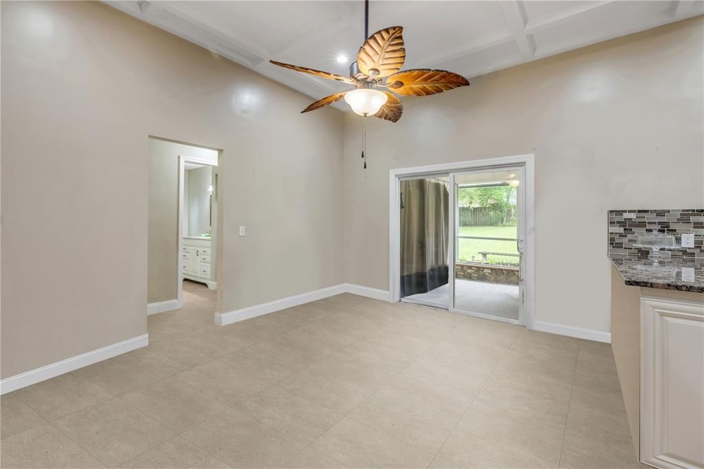 Activo con contrato: $385,000 (3 camas, 2 baños, 1833 Pies cuadrados)