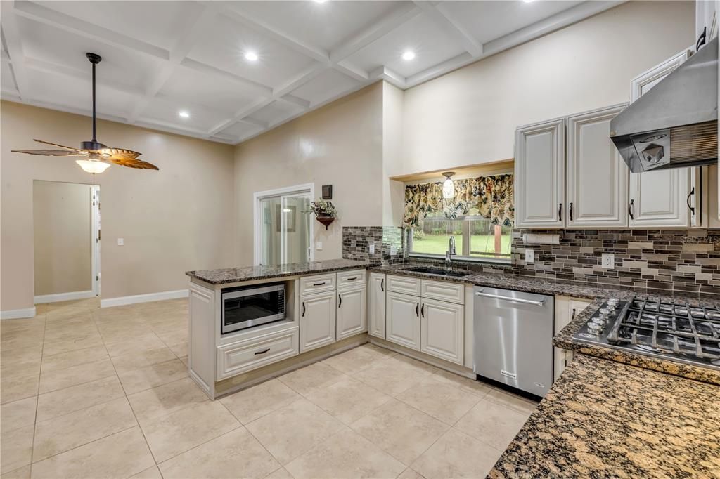 Activo con contrato: $385,000 (3 camas, 2 baños, 1833 Pies cuadrados)
