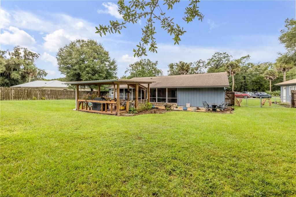 Activo con contrato: $385,000 (3 camas, 2 baños, 1833 Pies cuadrados)