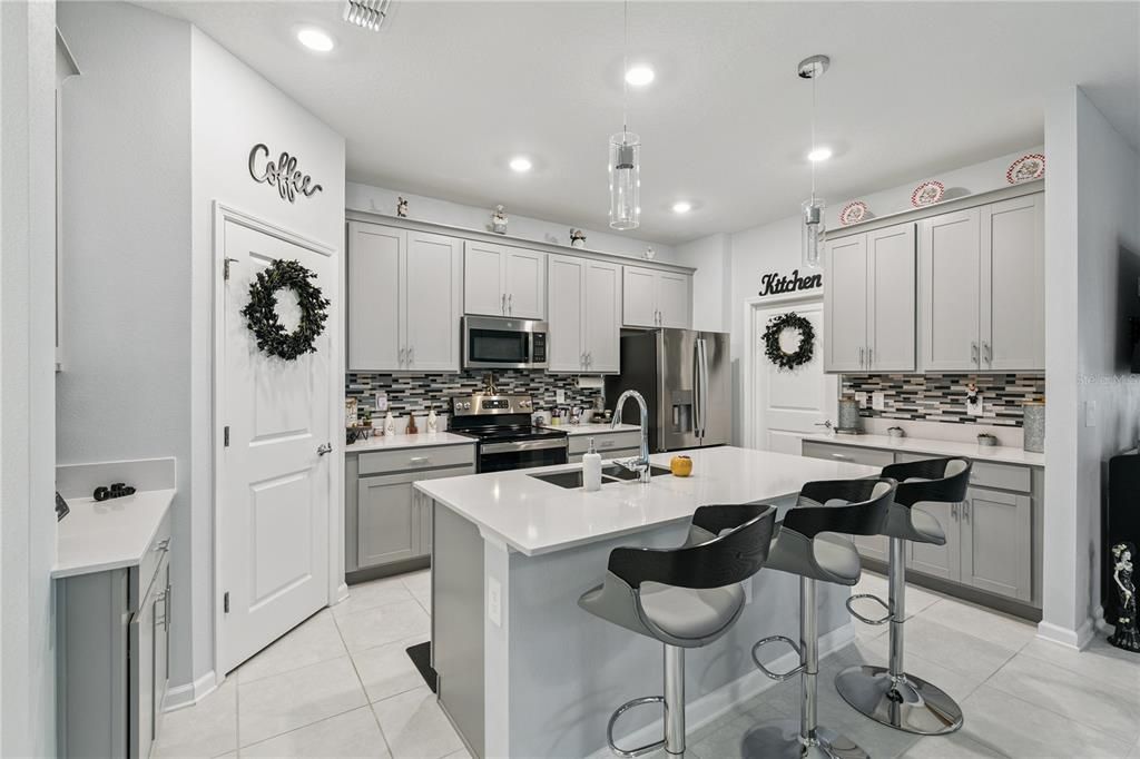 En Venta: $419,990 (4 camas, 3 baños, 2061 Pies cuadrados)