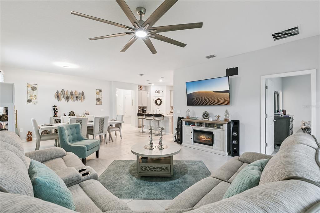 En Venta: $419,990 (4 camas, 3 baños, 2061 Pies cuadrados)
