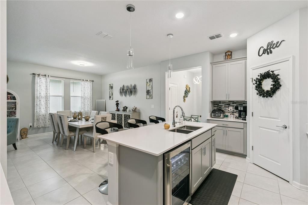 En Venta: $419,990 (4 camas, 3 baños, 2061 Pies cuadrados)