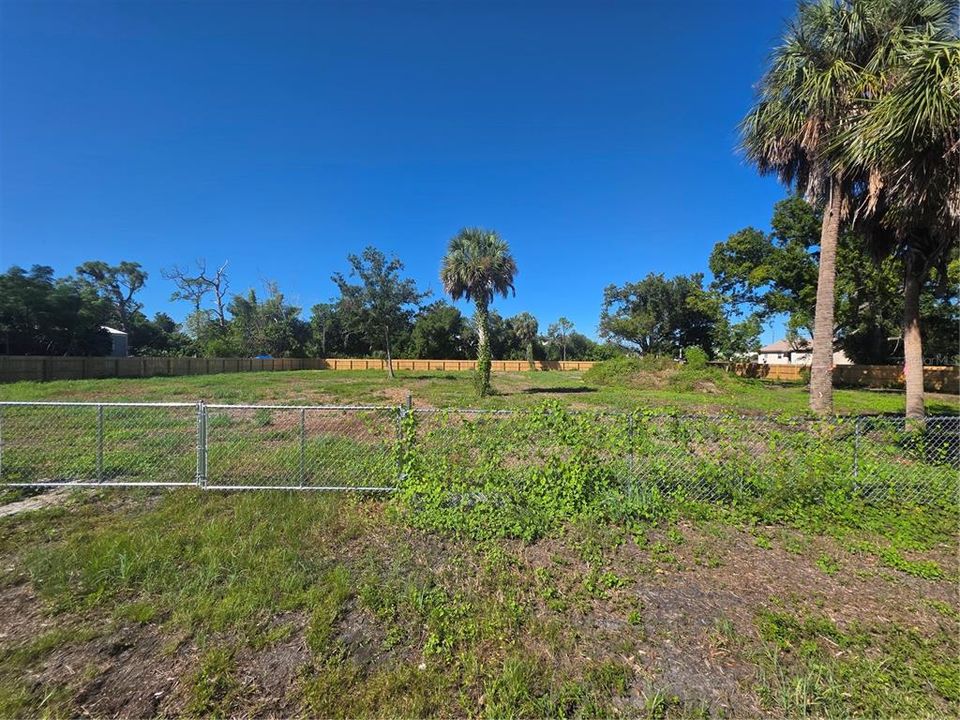 待售: $250,000 (0.91 acres)