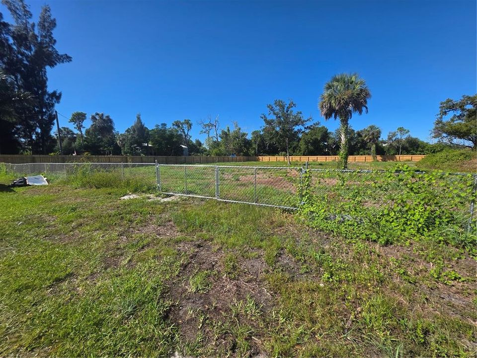 待售: $250,000 (0.91 acres)