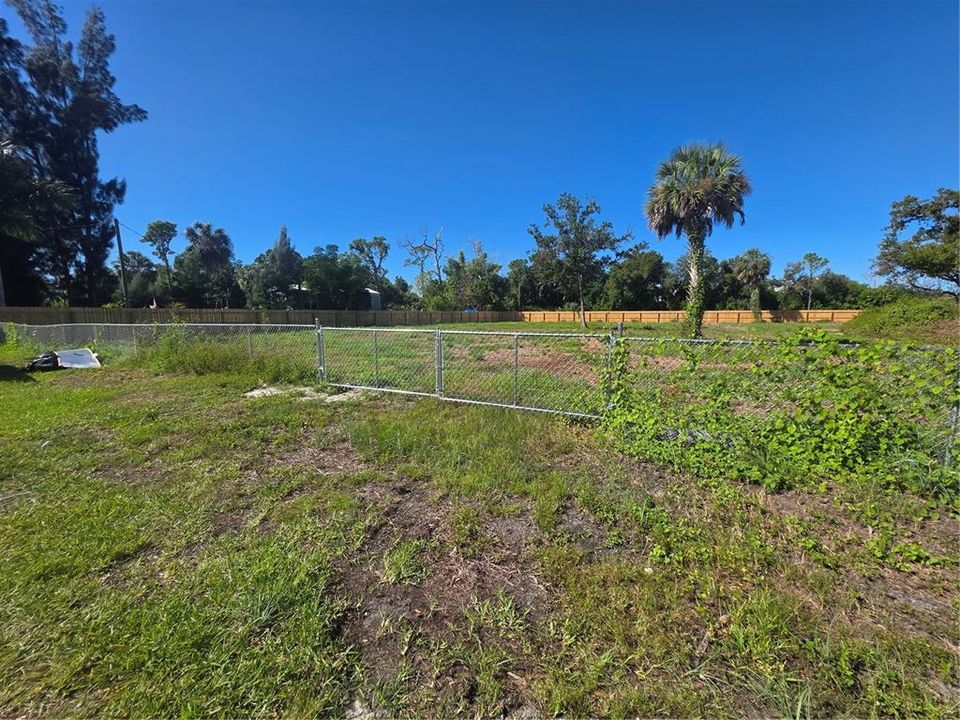 待售: $250,000 (0.91 acres)